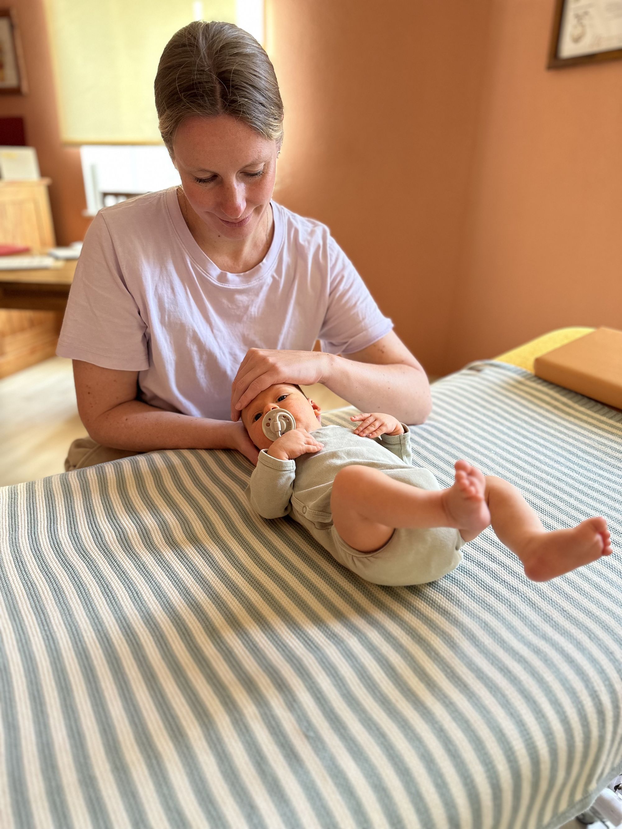 Katharina Hofmann behandelt ein Baby in ihrer Praxis in Leipzig